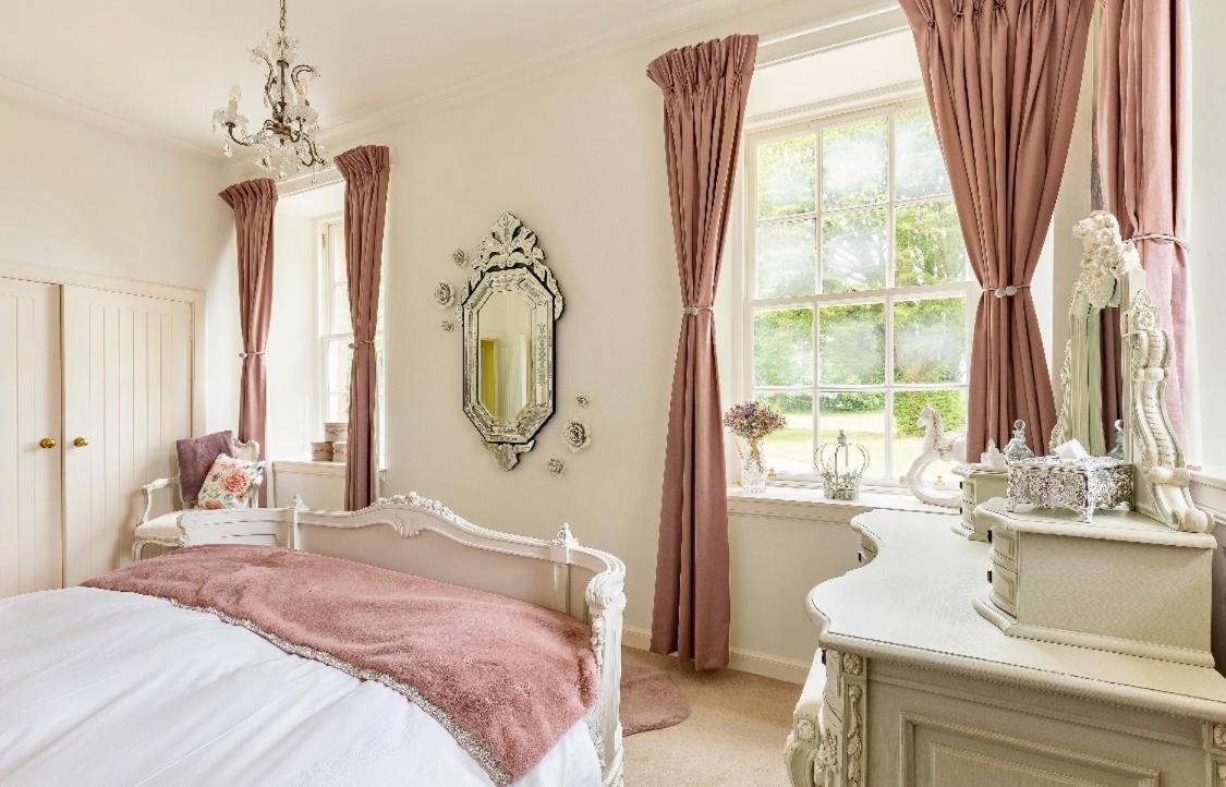 Private Room & Bathroom In Manor House Maybole Exterior foto